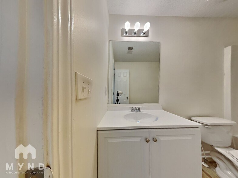 Building Photo - 6099 Trotters Cir