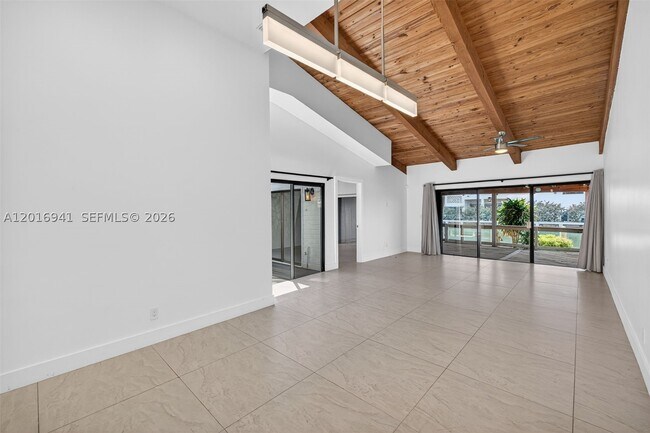 Building Photo - 2619 Parkview Dr S