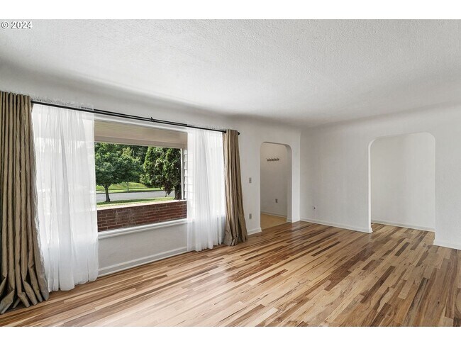 Building Photo - 2 bedroom duplex in Amazon Neighborhood