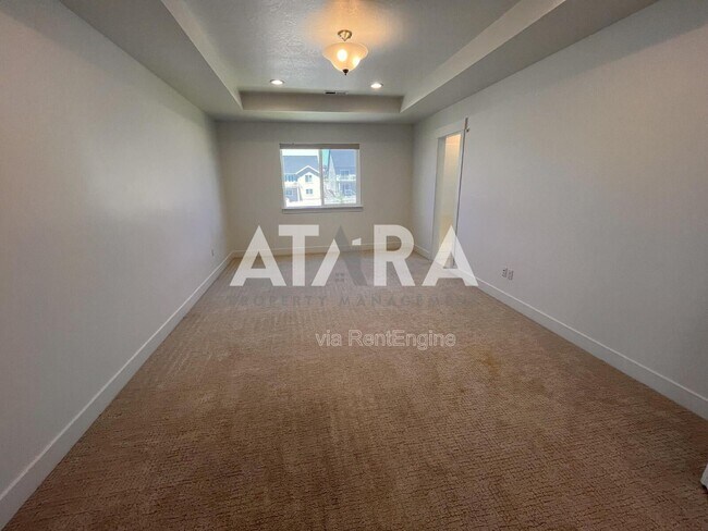 Building Photo - 909 Sagehill Dr