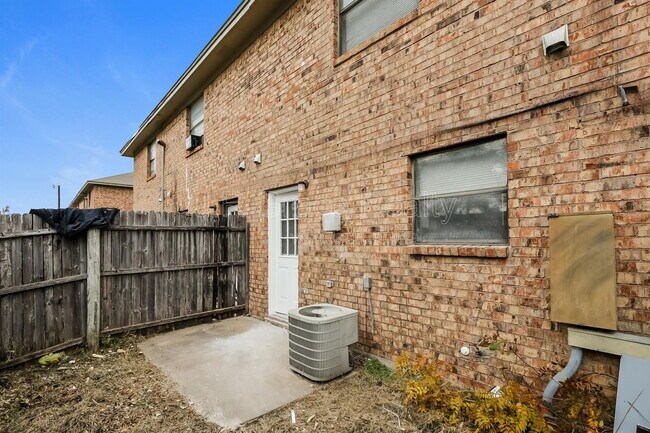 Building Photo - 5927 Shadydell Dr