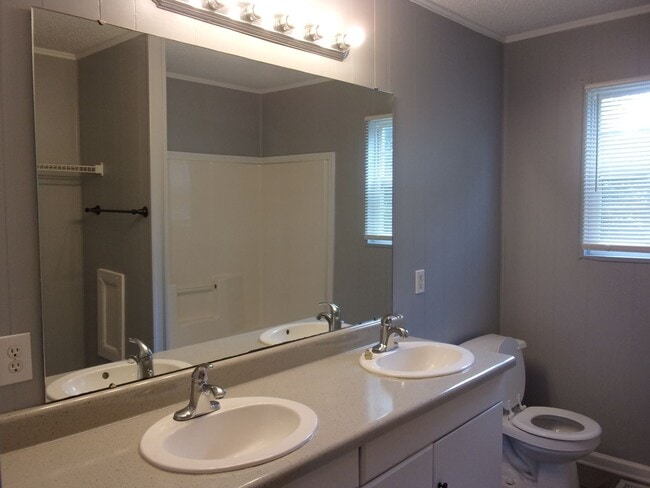 Building Photo - 3 Bedroom 1 Bath Home Recently Updated