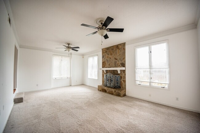 Building Photo - 6815 Raintree Dr