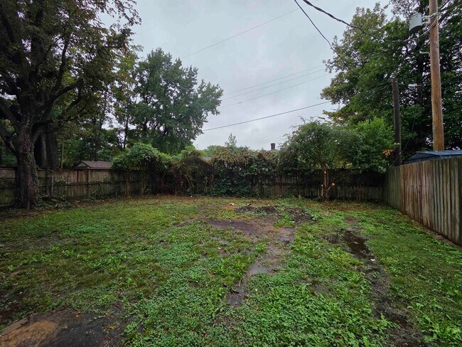 Building Photo - 637 N Willett St