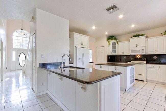 Building Photo - Beautiful Lake front home in West Kissimmee