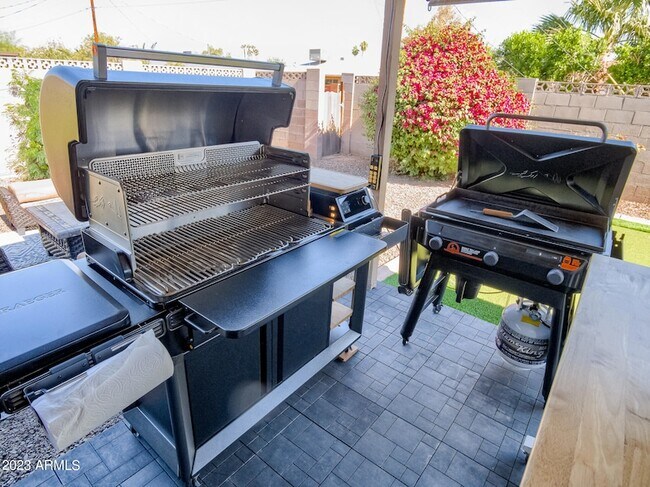 Building Photo - 2301 N 81st Pl