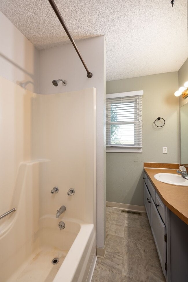 Building Photo - Spacious 5-Bedroom Home with Bonus Room & ...