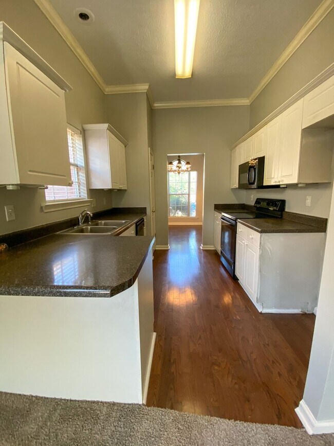 Building Photo - 3 bed, 2 bath in a gated community by Shel...