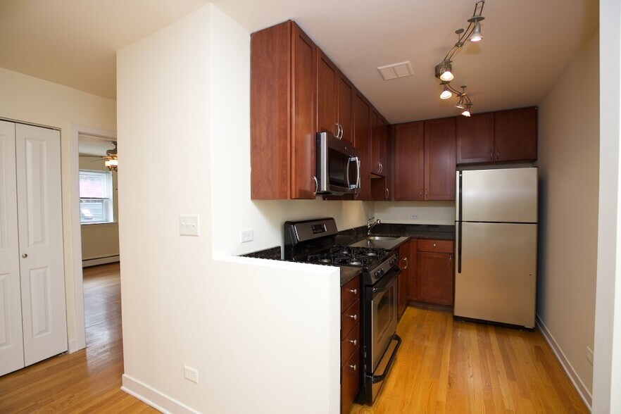 Building Photo - 630 W Wrightwood Ave