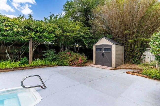 Building Photo - "Charming 3-Bed Oasis with Private Pool in Fort Walton Beach!"