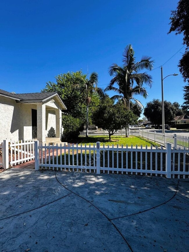 Building Photo - Newly Renovated 2 Bed, 1 Bath Home with Ap...