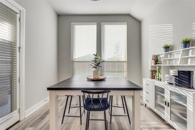 Building Photo - 817 Markham Dr