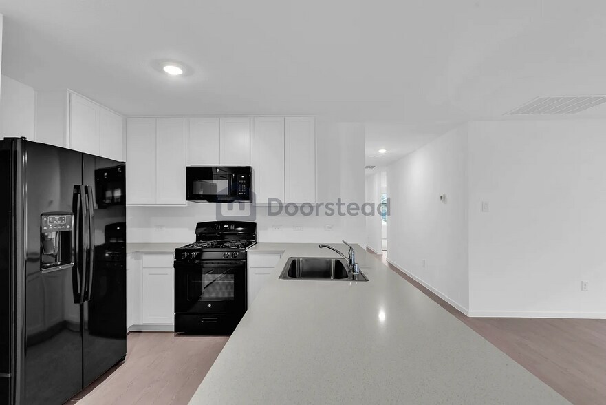 Building Photo - 3012 Yellow Pine Ave