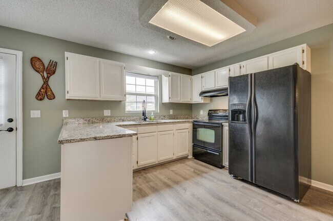 Building Photo - 2 br/ 1.5 bath condo Johnson City