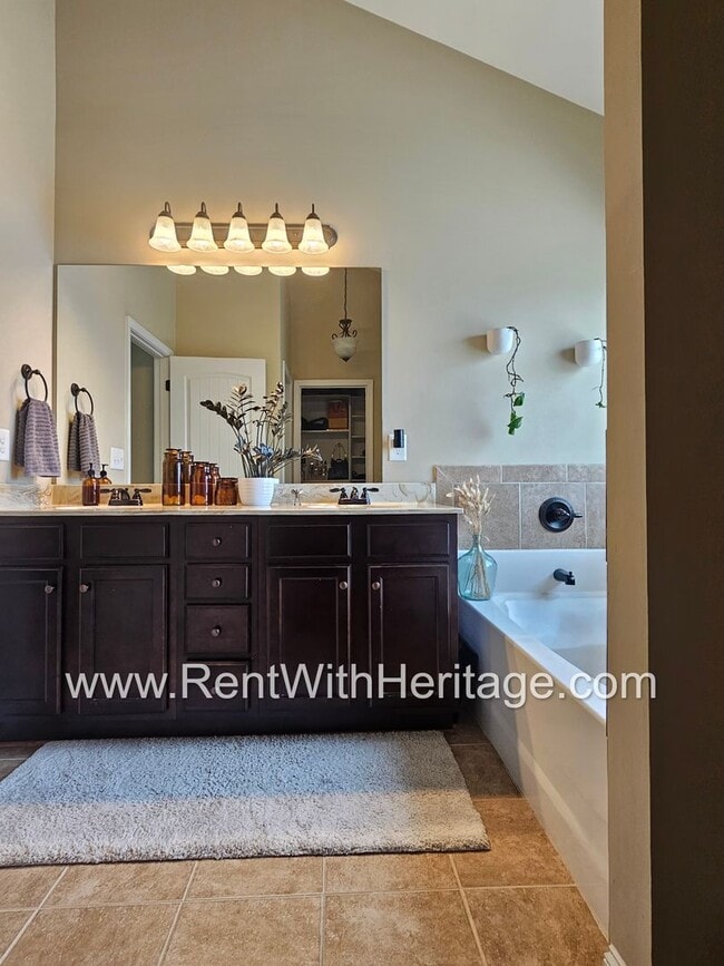 Building Photo - Gorgeous 3 bd / 2 bath / Attention to Deta...