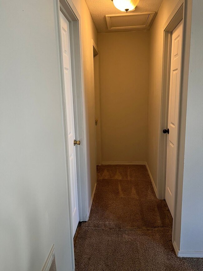 Building Photo - 705 Black Oak