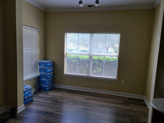 Building Photo - 1Bridle Bridle Club Dr