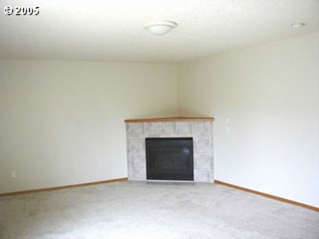 Building Photo - Spacious Tri-Level On Corner Lot