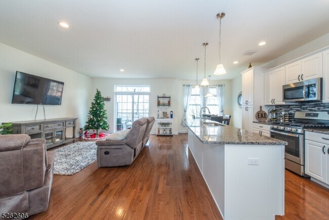 Building Photo - 5 White Aster Ct
