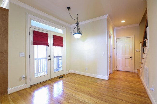 Building Photo - Gorgeous Three Bedroom Home!