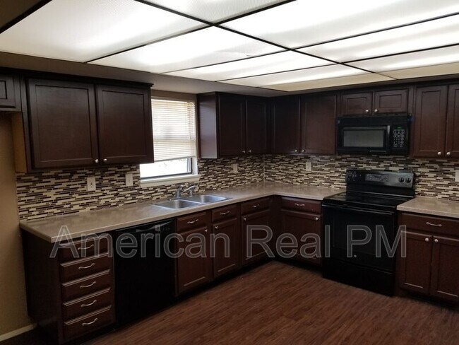 Building Photo - 801 Wood Glen