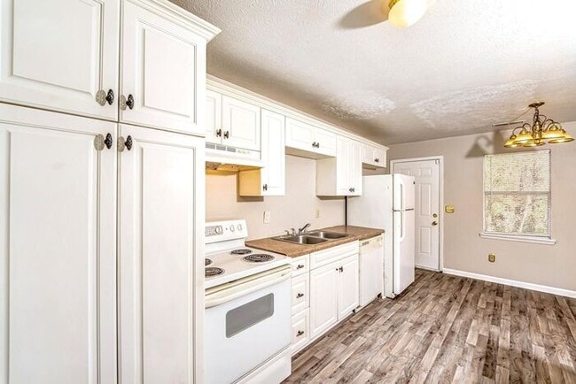 Building Photo - 248 Foxglen Rd