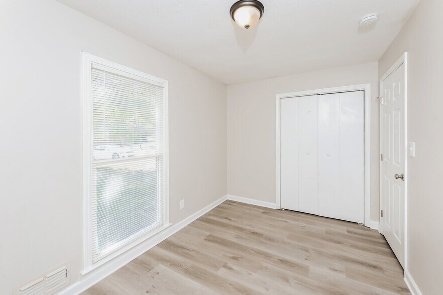 Building Photo - 1338 W Stoneybrook Dr