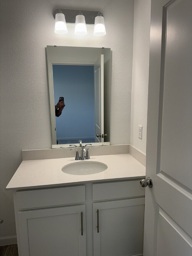 Building Photo - "Spacious 4-Bed Oasis with Granite Finishes & Guest Suite in Jacksonville!"