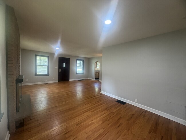 Building Photo - 515 W Southside Blvd