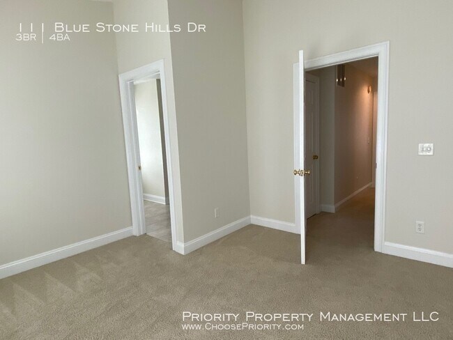 Building Photo - Gorgeous 3 Bed 3.5 Bath End Unit