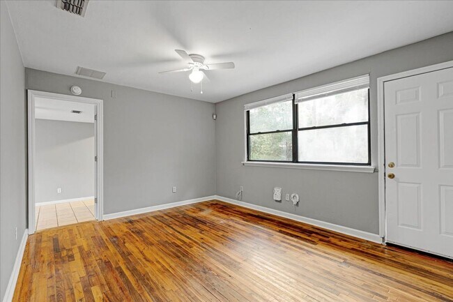 Building Photo - 3 bed 2 Bath house with fenced-in yard on Pepper dr! Available now!