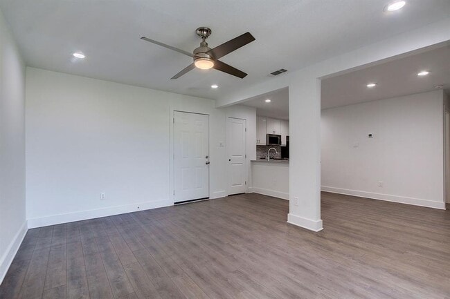 Building Photo - 6910 Hart Ln