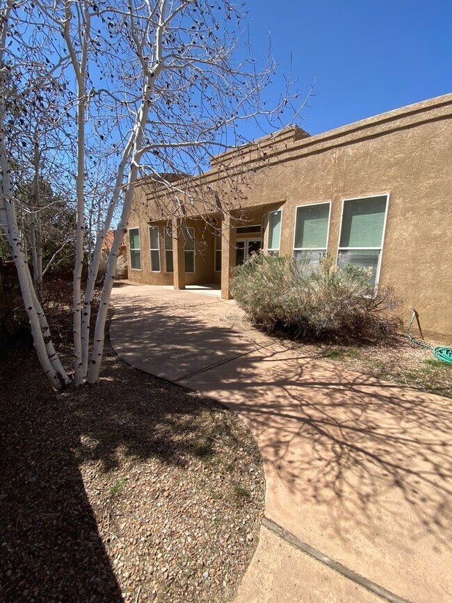Building Photo - Beautiful 4 bedroom 3.75 bath in gated com...
