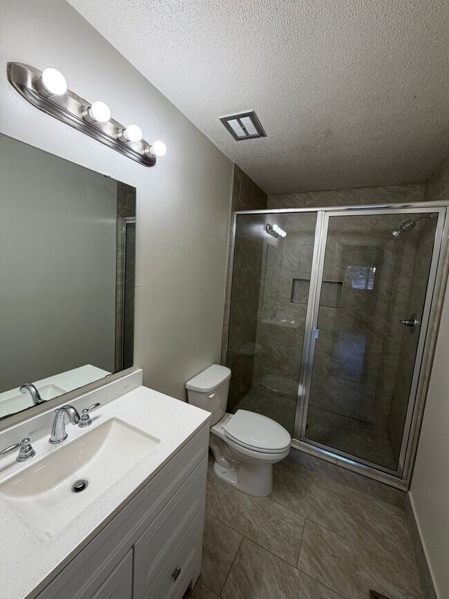 Building Photo - Beautifully Renovated Duplex in Prime Auburn Location