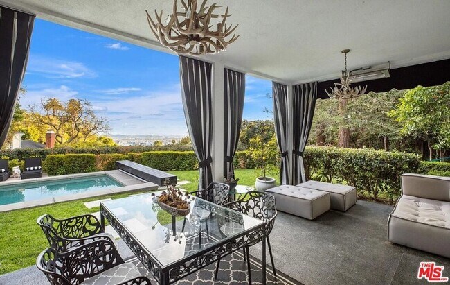 Building Photo - 1514 Sunset Plaza Dr