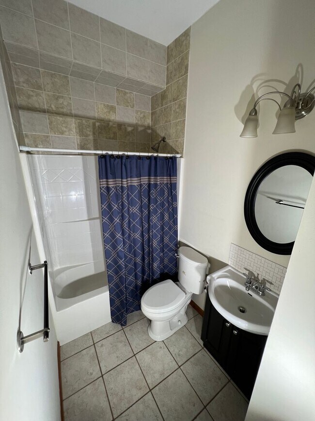 Building Photo - 2 bedrooms, 2 baths Downtown!