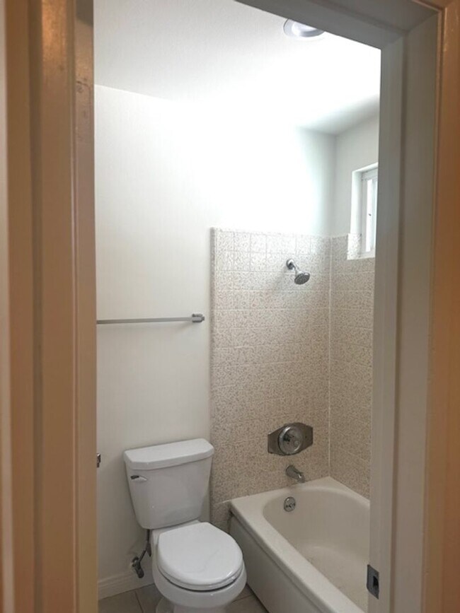Building Photo - Three Bedroom Condo! Ventura