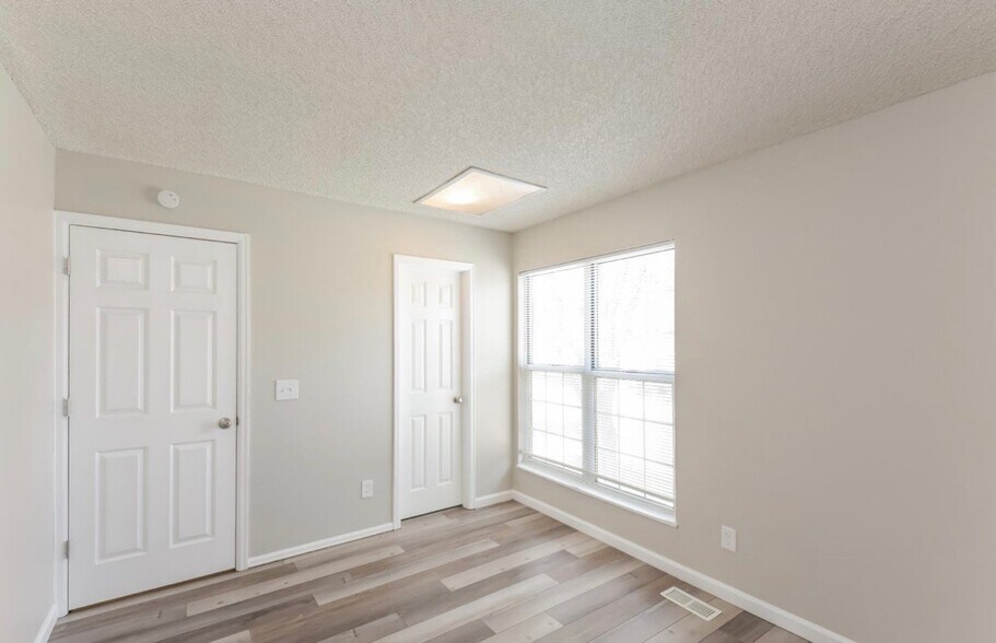 Building Photo - 1296 S Lewiston Way