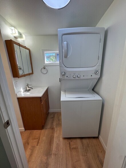 Building Photo - 1005 E Lamar St