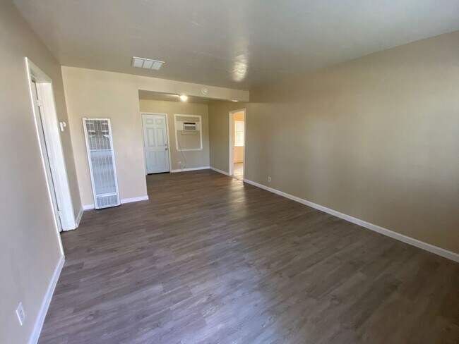 Building Photo - Cute 2 bedroom!