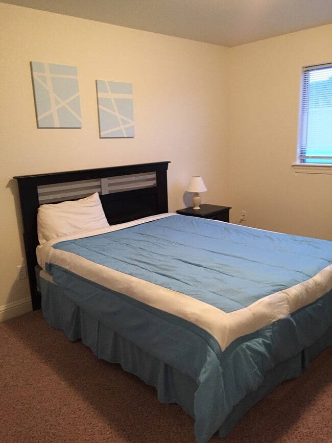 Building Photo - 3 BEDROOM, 2.5 BATHROOM SADDLE RIDGE TWIN HOME WITH 2 CAR ATTACHED GARAGE