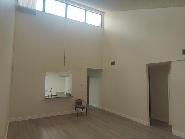 Building Photo - 302 Lakeview Dr E