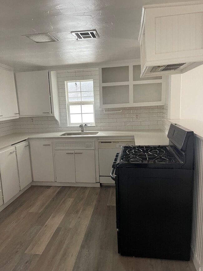 Building Photo - 11 N Howard St