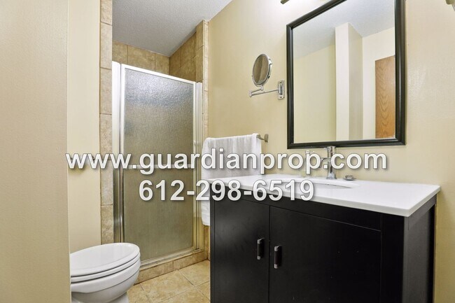 Building Photo - Top Floor Condo Available September 1 in H...