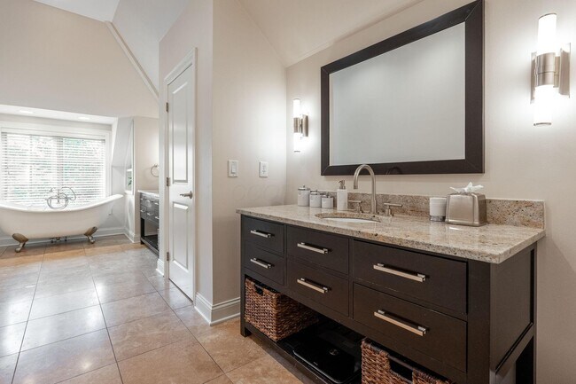 Building Photo - 7200 Ashcombe Ct