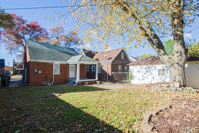Building Photo - Beautifully renovated brick bungalow