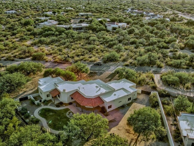 Building Photo - 4 Bedroom 4 Bathroom