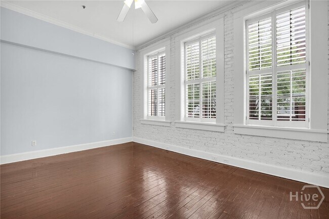 Primary Photo - 321 W Broughton St