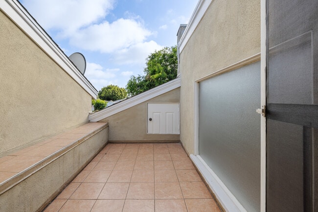 Building Photo - 1732 S Carmelina Ave