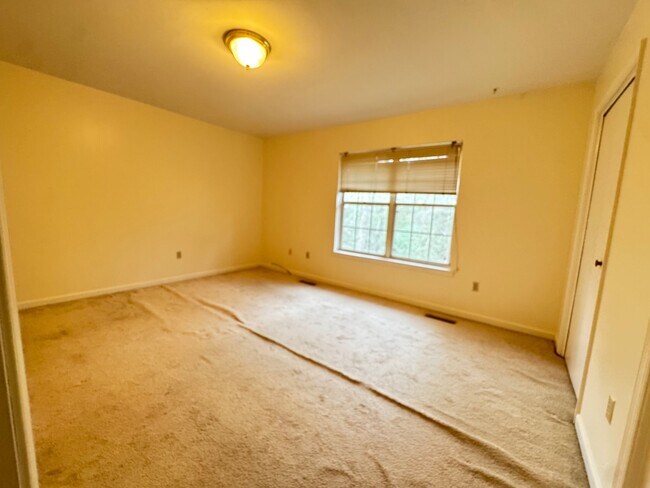 Building Photo - 16136 Clarence Ct